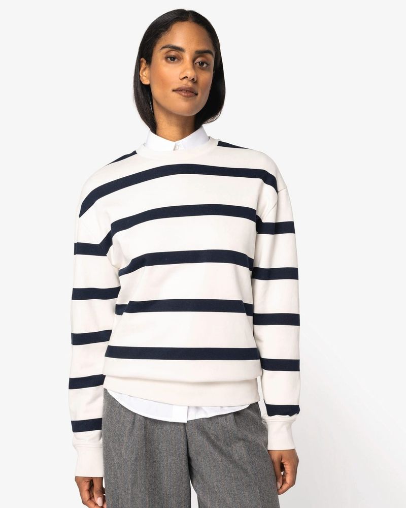 Unisex-Sweatshirt mit gestreiftem Rundhalsausschnitt und überschnittenen Schultern - Ivory/ Navy blue stripes